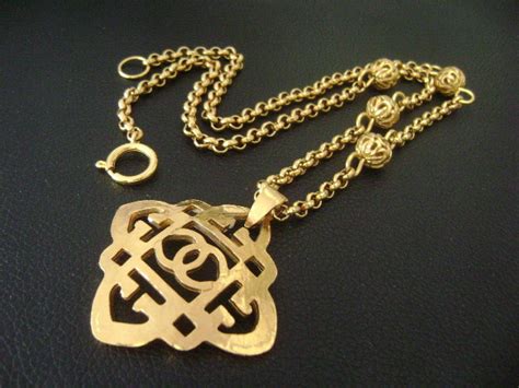 chanel ketting logo